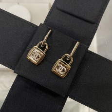 샤넬 23s 자물쇠 세팅 큐빅 귀걸이
