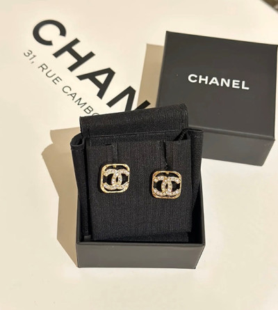 샤넬 스퀘어 펀칭 귀걸이
