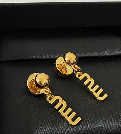 미우미우 이니셜 로고 귀걸이