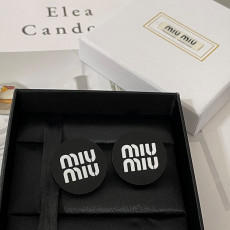 미우미우 블랙 단추 귀걸이