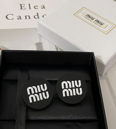 미우미우 블랙 단추 귀걸이