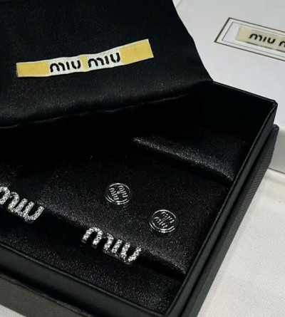 미우미우 큐빅 실버 레터링 귀걸이