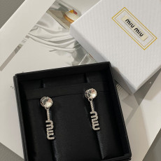 미우미우 큐빅 실버 레터링 귀걸이
