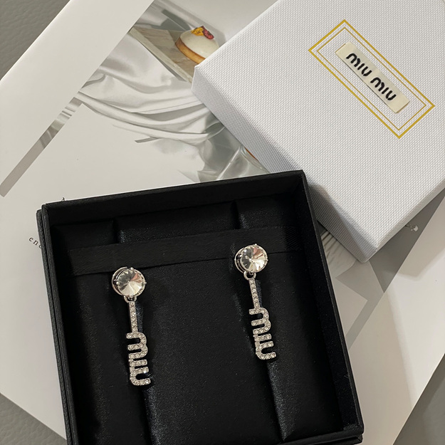 미우미우 큐빅 실버 레터링 귀걸이