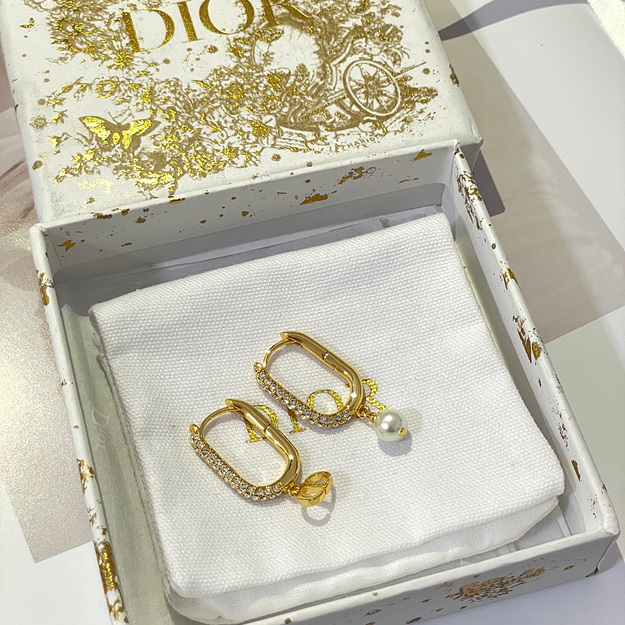 디올 언밸런스 진주 이니셜 귀걸이