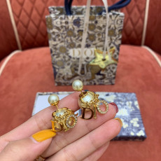 디올 이니셜 진주 귀걸이