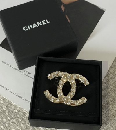 샤넬 24B 큐빅 브로치