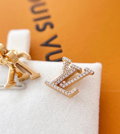 루이비통 큐빅 이니셜 이어링