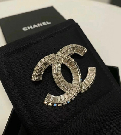 샤넬 클래식 큐빅 로고 브로치